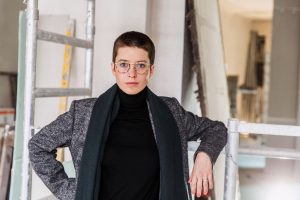  Emilia von Senger, auf der Baustelle in ihren zukünftigen Räumen einer Autor*innen Buchhandlung am Kottbusser Damm (Portraits)