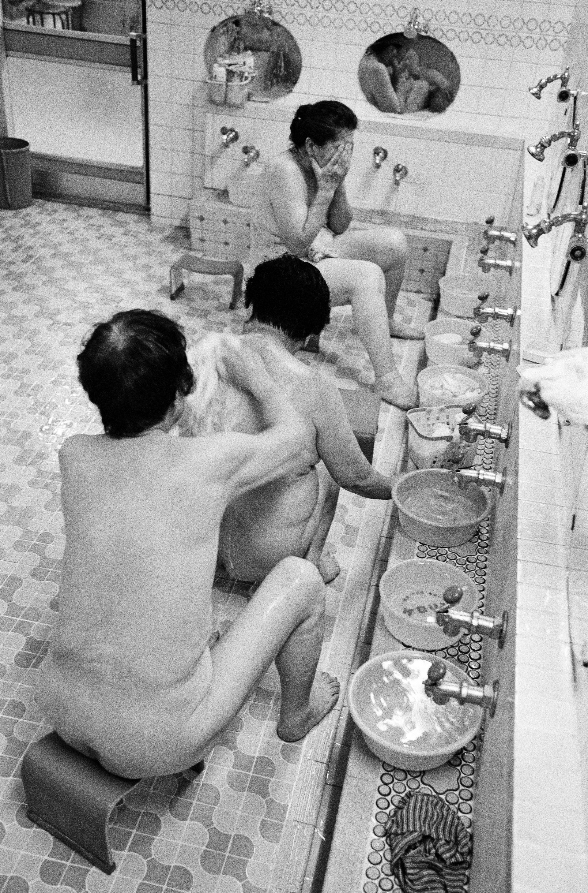  Sento, Frauen seifen sich gegenseitig den Ruecken ein in einem japanischen Badehaus, Japan, Waschhaus, Ort der alltaeglichen Reinigung, heisse Quellen, Heisse Becken,
06/2005 (Sento – The Japanese Bathhouse)