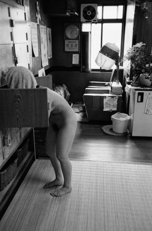  Sento, nackte Frau steckt Kopf in das Schliessfach im Umkleideraum eines japanischen Badehauses, Japan, Waschhaus, Ort der alltaeglichen Reinigung, heisse Quellen, Heisse Becken,
06/2005 (Sento – The Japanese Bathhouse)