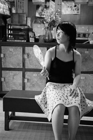  Sento, junge Frau entspannt mit einem Fächer in einem japanischen Badehaus, Japan, Waschhaus, Ort der alltaeglichen Reinigung, heisse Quellen, Heisse Becken,
06/2005 (Sento – The Japanese Bathhouse)