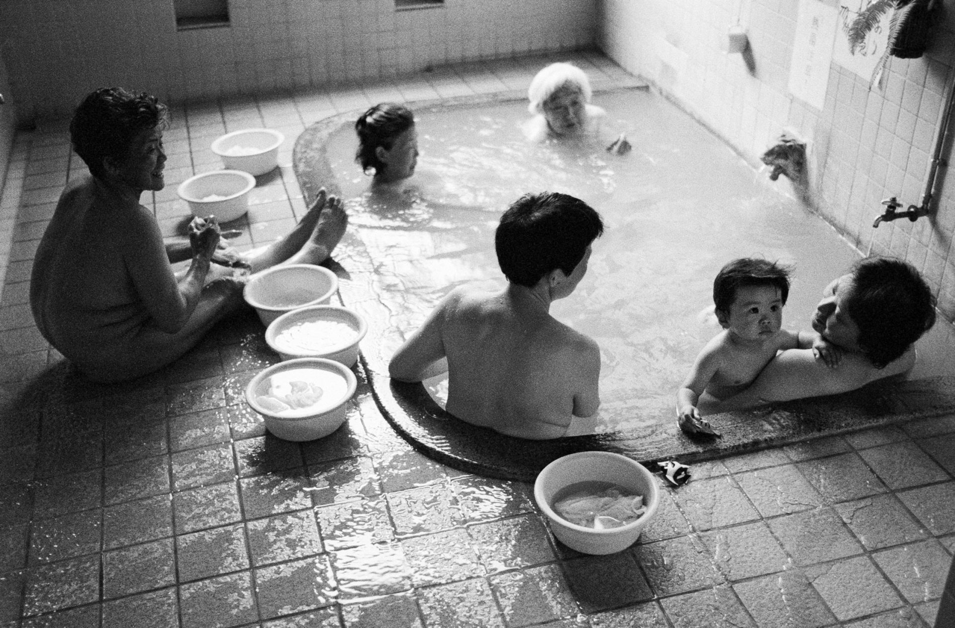  Sento, drei Generationen baden in einem Becken in einem japanischen Badehaus, Japan, Waschhaus, Ort der alltaeglichen Reinigung, heisse Quellen, Heisse Becken,
06/2005 (Sento – The Japanese Bathhouse)