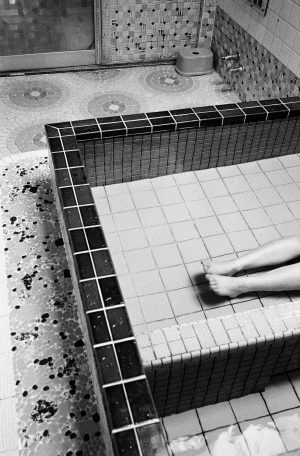  Sento, Füsse in einem Becken mit heissem Wasser, Entspannung (Sento – The Japanese Bathhouse)