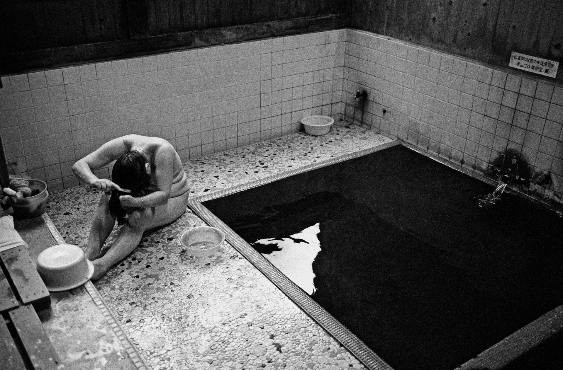  Sento, Frau kaemmt sich die Haare in einem japanischen Badehaus in den japanischen Alpen, Waschhaus, Ort der alltaeglichen Reinigung, heisse Quellen, Heisse Becken,
06/2005 (Sento – The Japanese Bathhouse)