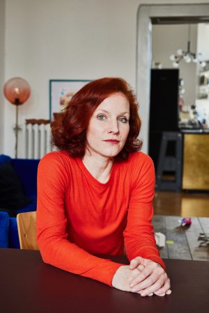  Teresa Buecker, deutsche Journalistin,Buchautorin, Feministin, Bloggerin in ihrer Wohnung, Deutschland, Berlin, 29.3.2023 (Portraits)